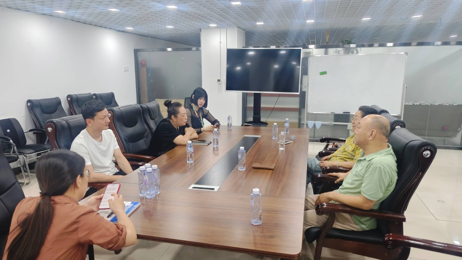 6月5日，协会党支部书记曹延英一行到唐山智明科技辅导企业申报高新技术企业、专精特新等惠企政策，并对公司安全监测预警产品给出市场推广方向建议。