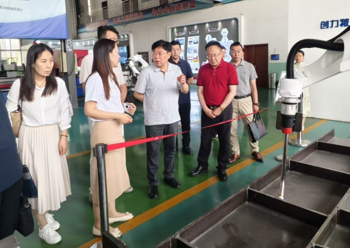 5 月 20 日，我会领导刘永亭，执行会长、河北新龙科技集团董事长杜秀珍，秘书长刘献社等赴邢台市经济技术开发区调研，围绕电子信息产业及重点企业发展深入座谈交流。