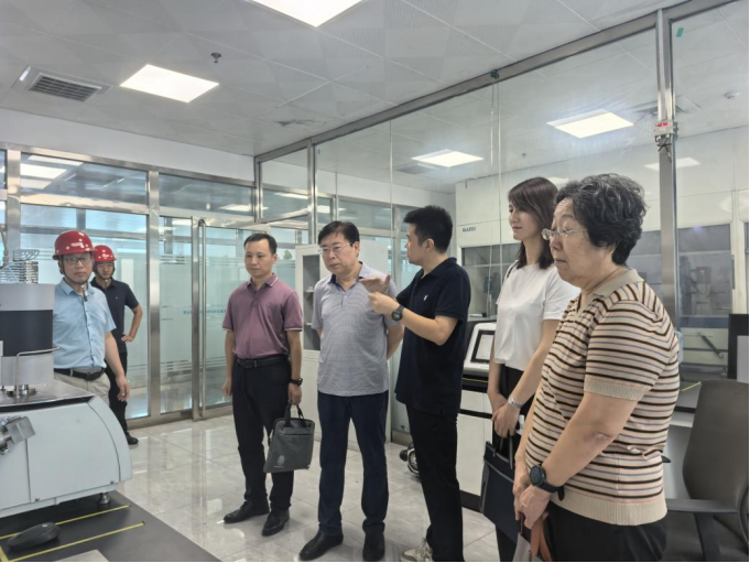  7月22日，我会领导刘永亭、党支部书记曹延英、副秘书长墨宁以及锂电池专委会秘书长关永闯等一行走进锂电池专委会企业石家庄尚太科技股份有限公司走访调研