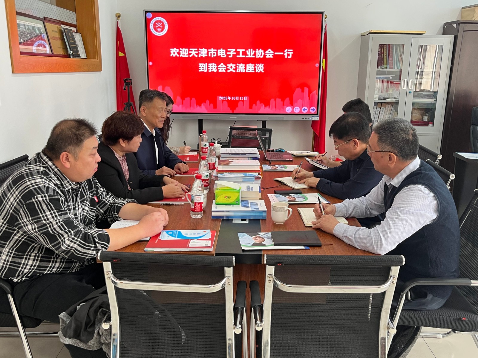 10月15日,天津市电子工业协会秘书长邵荣清一行到访我会座谈交流,我会领导刘永亭、党支部书记曹延英、秘书长刘献社等参加座谈。