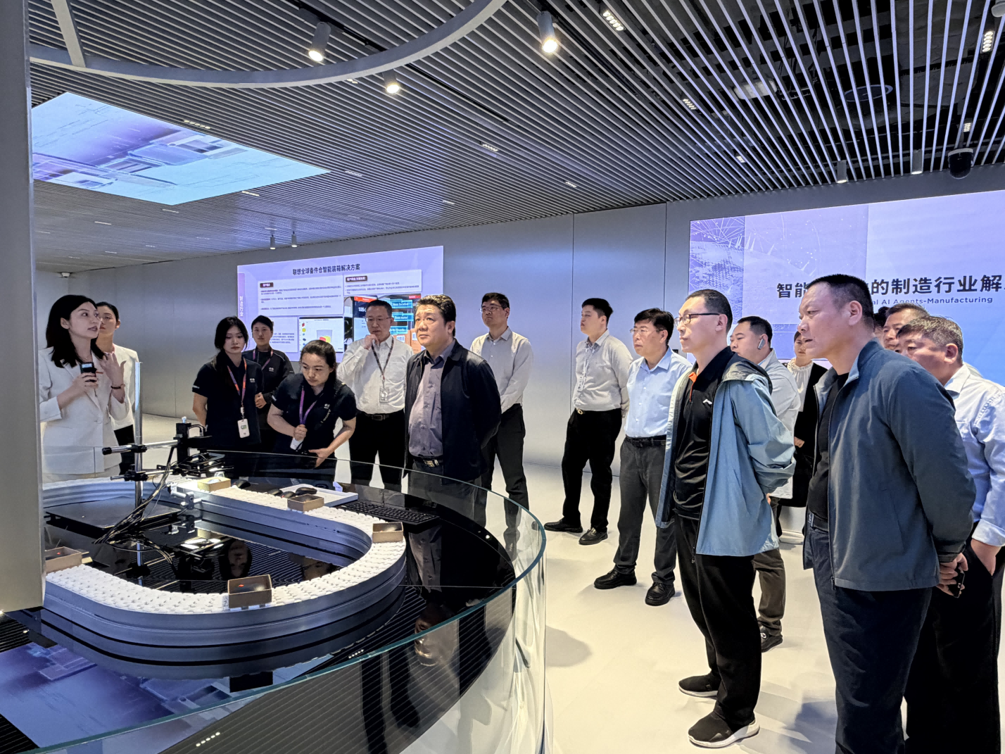 4月8日，我会组织河北代表团到深圳联想未来中心参观考察并开展座谈交流